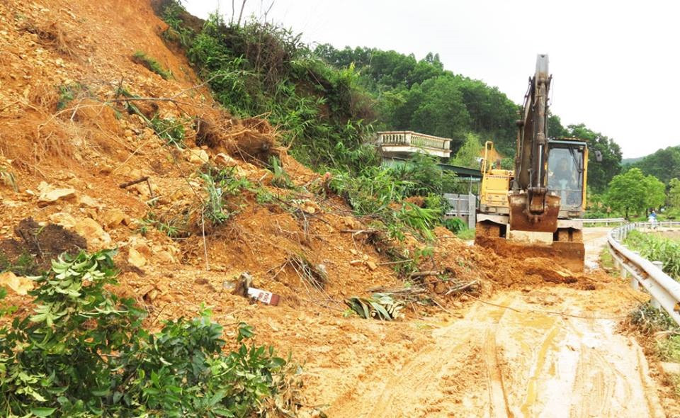 Các lực lượng chức năng, cùng người dân nhanh chóng khắc phục hậu quả. Theo thông tin thống kê ban đầu mưa lũ hiện chưa gây thiệt hại về người trên bàn huyện Ba Chẽ. Ảnh Lao Động.