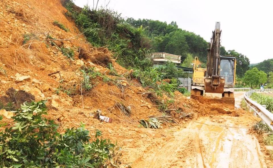Các lực lượng chức năng, cùng người dân nhanh chóng khắc phục hậu quả. Theo thông tin thống kê ban đầu mưa lũ hiện chưa gây thiệt hại về người trên bàn huyện Ba Chẽ. Ảnh Lao Động.