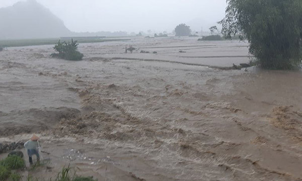 Nước lũ dâng cao chảy siết qua địa phận xã Vĩnh Đồng (huyện Kim Bôi, tỉnh Hòa Bình). Ông Bùi Thanh Hải - Chủ tịch UBND xã Vĩnh Đồng cho biết, từ ngày 19 đến 20/7, trên địa bàn xã Vĩnh Đồng cũng như huyện Kim Bôi mưa lớn diễn ra trên diện rộng. Sông, suối trên địa bàn xảy ra lũ quét. Hiện xã Vĩnh Đồng đang thống kê thiệt hại do mưa lũ gây ra. Đặc biệt vào chiều ngày 19/7, mưa lũ khiến ông Bùi Văn Tiến (ở xóm Cốc) tử vong khi đi lên đồi kiểm tra cây. Thi thể nạn nhân được phát hiện ở khe đồi. Ảnh FB.