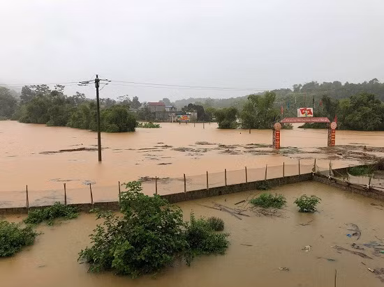 Nước lũ quá lớn khiến tuyến đường tỉnh lộ 151 qua cầu Nậm Mả bị ngập sâu trong nước, giao thông tê liệt. Ảnh Dân Việt.