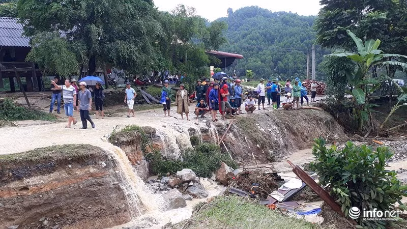 Ngay trong sáng ngày 20/7, hàng trăm cán bộ Can, Bộ đội cùng chính quyền địa phương huy động máy móc dầm mình dưới trời mưa để tìm kiếm 2 nạn nhân mất tích do lũ ống quét ở bản Hắc (xã Trí Nang). Ảnh Infonet.