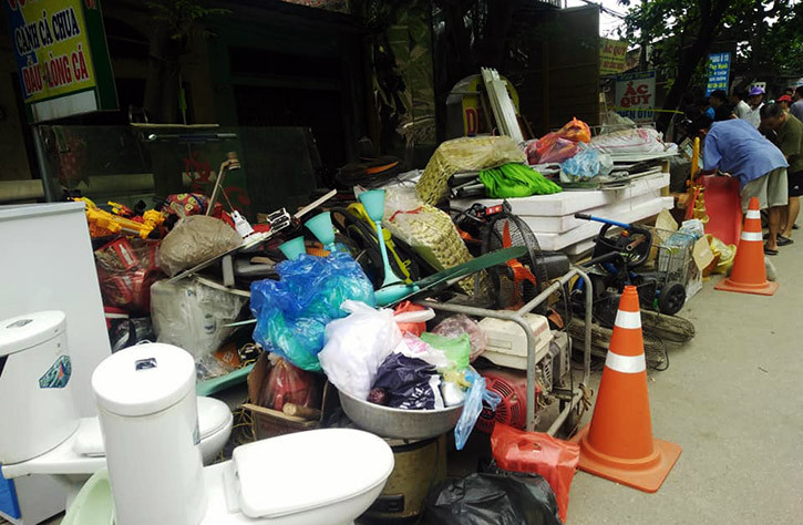 Mọi vật dụng từ lớn nhất tới nhỏ nhất đều được di chuyển ra ngoài.