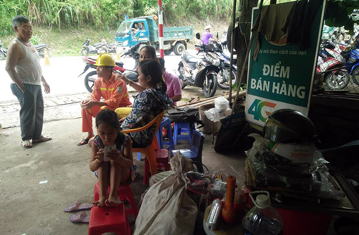 Do đồ đạc trong nhà bị sụt xuống sông Đà nên tài sản của gia đình chị chị Hoàng Thị Hương (40 tuổi) không còn đồ vật nào giá trị.