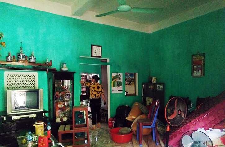 Một số hộ có nhà bị sông Đà "nuốt chửng" các công trình phụ, diện tích đất đằng sau đến trưa nay cũng "sốt vó" di dời tài sản trong nhà ra ngoài. "Hiện chúng tôi cũng chưa biết đem đồ đạc đi đâu, thôi thì cứ chuyển ra ngoài cho an toàn đã", một người dân chia sẻ.