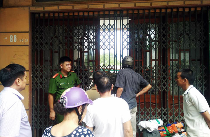 Đến khoảng 10h sáng ngày 31/7, một số gia đình có nhà bị nghiêng xuống sông Đà do quá nguy hiểm nên chưa thể di dời tài sản bên trong ra ngoài.