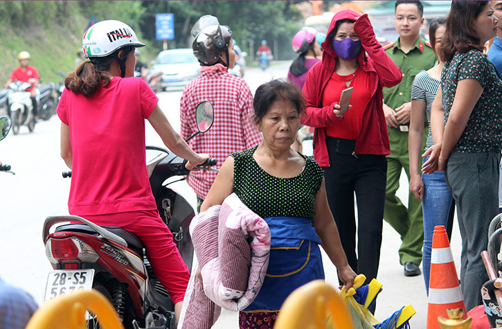 Không khí di tản đồ đạc con người khỏi vùng sạt lở hết sức khẩn trương.