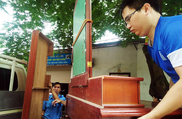 Lực lượng Thanh tra giao thông tham gia hỗ trợ người dân di dời tài sản đến nơi an toàn.