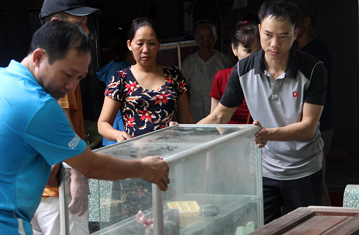 ...tới tủ kính đều được người dân cố gắng kéo ra khỏi ngôi nhà đang từ từ bị sông Đà "nuốt chửng".
