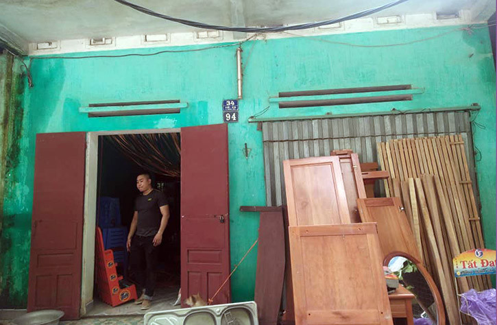 Tủ, giường của ngôi nhà số 94 tổ 25-26 phường Đồng Tiến được người nhà vận chuyển ra ngoài.