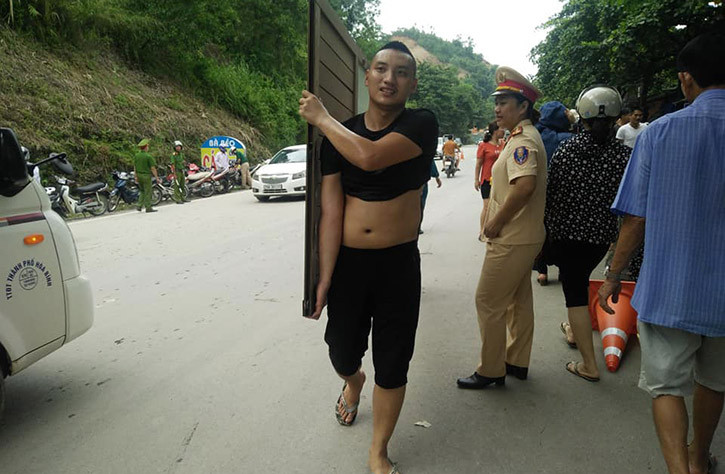 Từ cái cửa nhà....