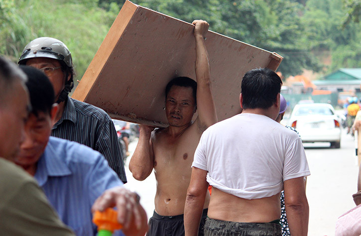 Các hộ gia đình khác cũng khẩn trương di dời tài sản ra ngoài để vận chuyển đến nơi an toàn.