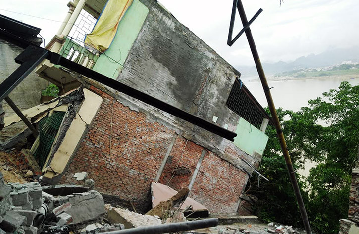 Ghi nhận của PV Kiến Thức tại hiện trường hàng loạt ngôi nhà đổ xuống sông Đà đêm qua, tính đến sáng nay 31/7, đã có ít nhất 6 ngôi nhà bị sụt đổ, 23 ngôi nhà khác bị rạn nứt, và tiếp tục có dấu hiệu bị lún, nghiêng.