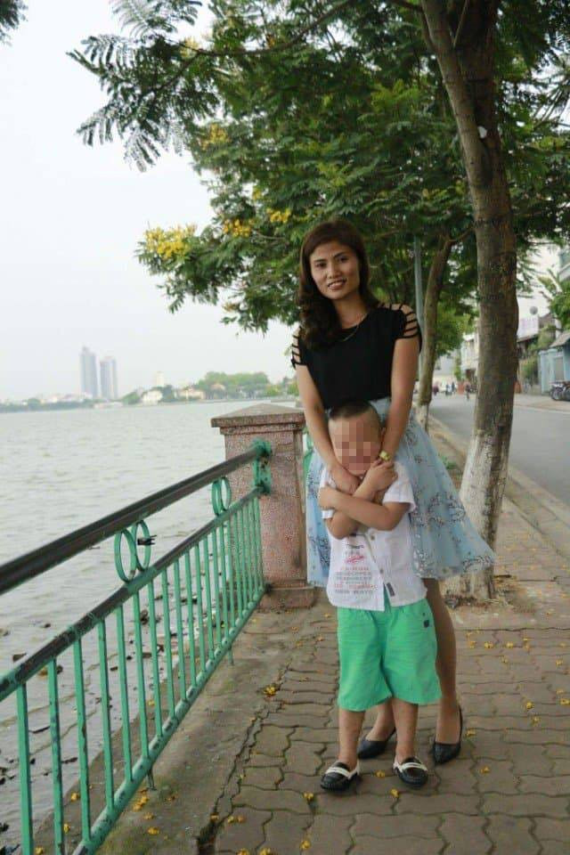 Chị Hương đi đâu cháu M., đòi đi theo mẹ tới đó.