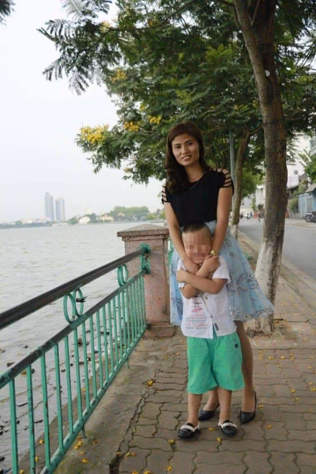 Chị Hương đi đâu cháu M., đòi đi theo mẹ tới đó.