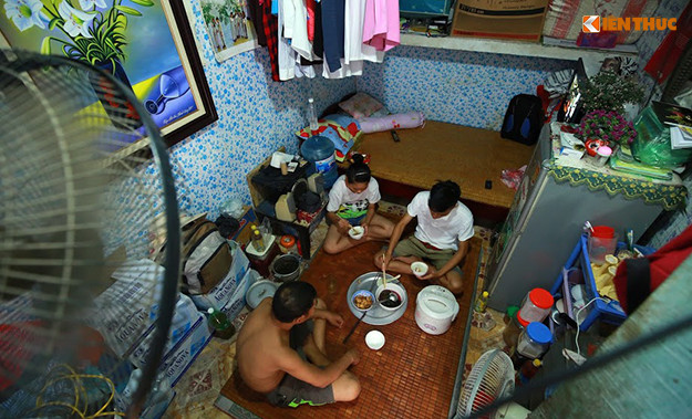 Mọi sinh hoạt của gia đình anh Phạm Văn Điều (Nam Định) bên trong căn phòng vỏn vẹn khoảng 7m2 cũng vô cùng ngột ngạt. Anh Điều cho biết: “Ban ngày thời tiết nóng đã đành, tối đến phòng càng nóng hơn, mọi người đêm nào cũng như đêm nào không ai ngủ được”.