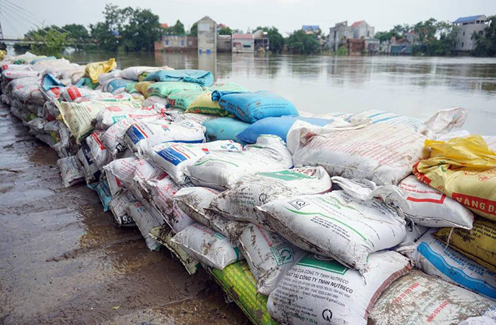 Trao đổi với PV, ông Đinh Mạnh Hùng - Chủ tịch UBND huyện Chương Mỹ cho biết, trong những ngày qua, tình hình mưa lũ ở Chương Mỹ diễn biến phức tạp. Mực nước sông Bùi tại Yên Duyệt là 7,5 m ngày 30-7, trên báo động 3 là 0,5 m, cao hơn đỉnh lũ năm 2008 là 0,05 m. Lũ đã tràn qua các khu vực Tân Mai, Bùi Xá của thị trấn Xuân Mai; Xuân Linh, Bùi Xá của xã Thủy Xuân Tiên. Nước dâng cao đã làm tràn nhiều đoạn của đê Hữu Bùi, làm ngập đê Bùi 2, gây ngập úng cho hầu hết diện tích canh tác ở vùng Hữu Bùi và các khu vực trũng thấp vùng Tả Bùi - Hữu Đáy.