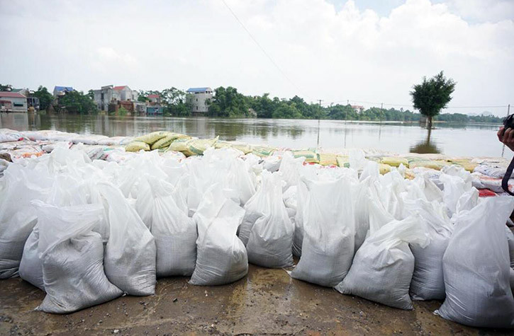 "Để phòng ngừa trường hợp xấu nhất là có mưa to và lũ lớn thì phải chuẩn bị phương án sẵn sàng di dời 14.000 hộ dân nằm trong vùng phân lũ. Chúng ta phải tuyệt đối không để xảy ra trường hợp tai nạn đáng tiếc nào xảy ra”, ông Nguyễn Đức Chung chỉ đạo.