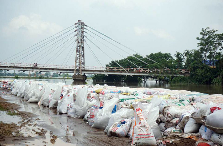 Ghi nhận của PV tình hình ngập lụt ở Chương Mỹ đến trưa 31/7, mực nước sông Bùi đã giảm 30cm so với mực nước ngày 30/7. Dọc đường bờ đê dài khoảng 2km trước đó được lực lượng chức năng cùng người dân nỗ lực dùng bao tải cát đắp nên đã ngăn chặn được nước tràn vào nhà dân.