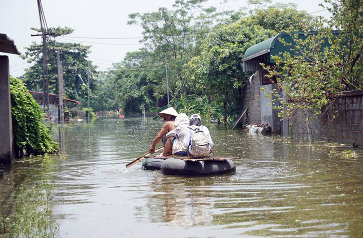 Một số đoạn nước ngập sâu bên trong thôn, người dân vẫn phải sử dụng thuyền hoặc phao để làm phương tiện di chuyển.