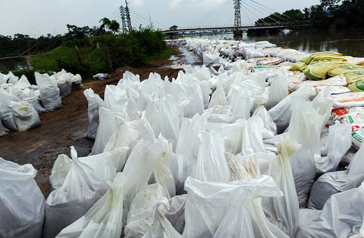 Trước đó, chiều tối ngày 30/7, ông Nguyễn Đức Chung - Chủ tịch UBND TP Hà Nội, cùng lãnh đạo Bộ Nông nghiệp và Phát triển Nông thôn đi kiểm tra đê tả sông Bùi, nằm trên địa bàn xã Thanh Bình, huyện Chương Mỹ. Ông Chung cho biết TP Hà Nội sẽ cung cấp thêm 10.000 bao cát để lực lượng của huyện Chương Mỹ triển khai khẩn trương đắp bờ đê cao thêm 50 cm ngay trong đêm 30/7. Kế hoạch này nhằm giữ cho mực nước sông Bùi không tràn vào bên tả.