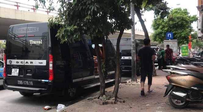 "Bến xe riêng" của hãng xe Long Giang nằm trên đường Giải Phóng chỉ cách “chốt” làm việc của Đội CSGT số 4 - CA Hà Nội chừng 100 mét. Và mỗi ngày nhà xe này có hàng trăm lượt xe đón, trả khách trái quy định, công khai nhưng tuyệt nhiên không thấy lực lượng CSGT xử lý?