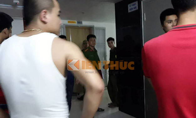 Nhiều người dân sinh sống trong khu đô thị bàng hoàng sau vụ việc xảy ra.