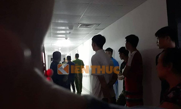 Người dân tập trung tại tầng 16 của tòa nhà HH-02-1C, khu đô thị Thanh Hà rất đông để theo dõi vụ việc. Thông tin thêm với PV, vị lãnh đạo Công an xã Cự Khê cho biết, người phụ nữ thắt cổ hai cháu bé mới mua nhà ở khu đô thị Thanh Hà, nhưng trong quá trình sinh sống người phụ nữ có dấu hiệu trầm cảm. Tuy nhiên nguyên nhân mẹ thắt cổ con thì vẫn phải chờ cơ quan điều tra làm rõ....