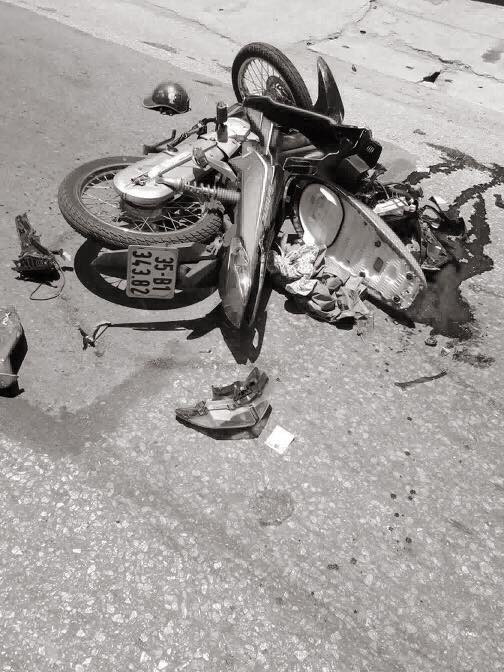 Ngu gat, nam thanh nien di xe may chet tham sau cu tong xe tai