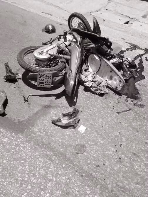 Ngu gat, nam thanh nien di xe may chet tham sau cu tong xe tai