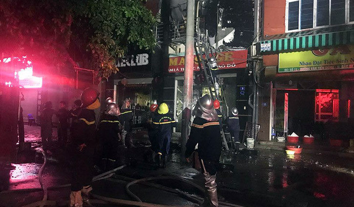 Do ảnh hưởng của vụ cháy nên toàn bộ khu vực xung quanh quán massage bị mất điện.