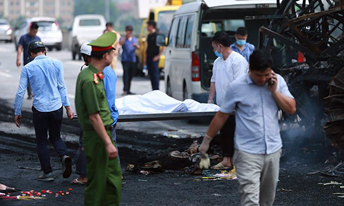 Đến khoảng 10h cùng ngày, thi thể nạn nhân mới được đưa ra khỏi chiếc xe khách gặp nạn.