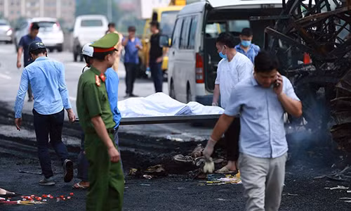 Đến khoảng 10h cùng ngày, thi thể nạn nhân mới được đưa ra khỏi chiếc xe khách gặp nạn.