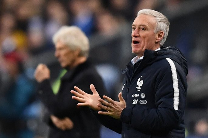 HLV Roberto Martinez (người Tây Ban Nha) của đội tuyển Bỉ là HLV nước ngoài thứ 2 sau Luiz Felipe Scolari (người Brazil dẫn dắt Bồ Đào Nha tại World Cup 20026) vào tới bán kết World Cup. Trong khi đó HLV Didier Deschamps (trong ảnh) của tuyển Pháp sẽ có trận đấu thứ 11 tại World Cup. Đây là 1 kỷ lục ở Pháp.