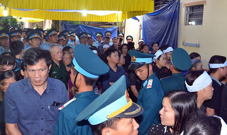 Người thân, hàng xóm, đồng đội lần lượt vào thắp nén nhang cho phi công Khuất Mạnh Trí.