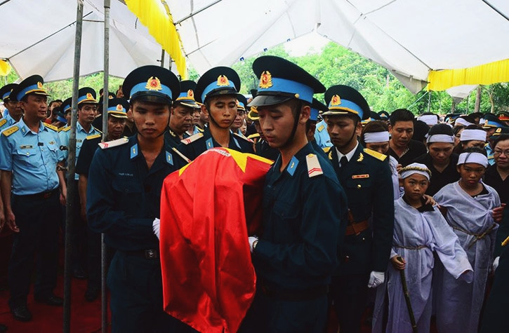 Thượng tá Khuất Mạnh Trí, Phó Trung đoàn trưởng Tham mưu trưởng (SN 1978, quê thị xã Sơn Tây, thành phố Hà Nội) và Đại tá Phạm Giang Nam, Chủ nhiệm an toàn bay Trung đoàn 921 (SN 1972, quê quán Thụy Bình, Thái Thụy, Thái Bình) là hai phi công đã hi sinh vào trưa ngày 26/7 trong lúc thực hiện nhiệm vụ huấn luyện bay chiếc máy bay Su-22, số hiệu 8551 của Trung đoàn Không quân 921, Sư đoàn 371, Quân chủng Phòng không - Không quân.