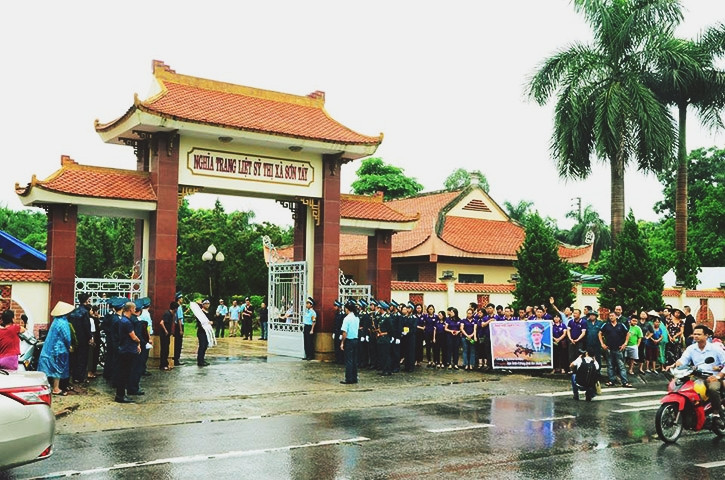 Thời tiết chiều nay ở Hà Nội thỉnh thoảng đổ cơn mưa rào, nhưng hàng trăm người dân là người thân, hàng xóm, bạn bè, đồng đội của anh vẫn cùng nhau xếp hàng lặng lẽ đội mưa tiễn biệt anh về nơi an nghỉ cuối cùng.