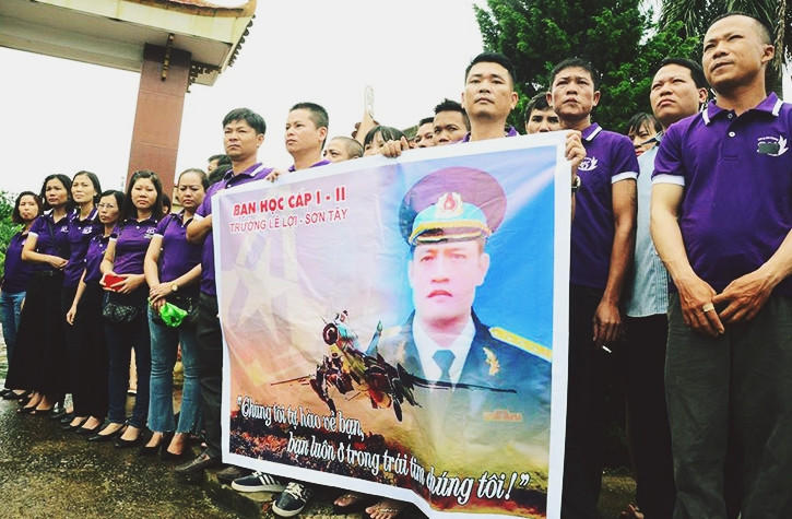 Những người bạn học của phi công Khuất Minh Trí cùng nhau xếp thành hàng ở cổng nghĩa trang liệt sỹ thị xã Sơn Tây để tiễn biệt anh lần cuối.