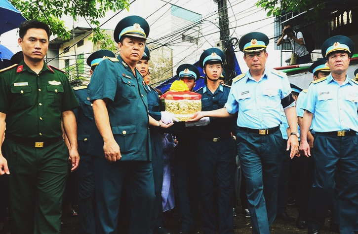 Đồng đội nhẹ nhàng đưa di cốt anh "hòa mình" vào với đất mẹ.