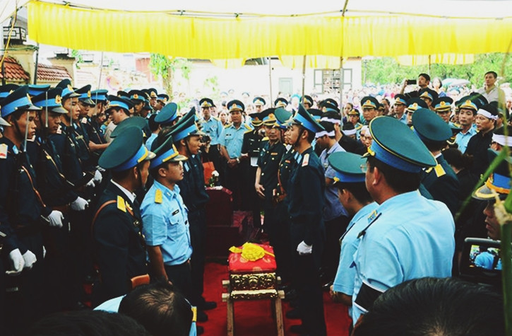 Thượng tá Khuất Mạnh Trí nhập ngũ ngày 20/9/1995, giờ bay tích lũy 1.130 giờ 37 phút, giờ bay trong năm 111 giờ 08 phút, đã bay qua các loại máy bay L-39, MiG-21, Su-22. Còn Đại tá Phạm Giang Nam nhập ngũ ngày 12/9/1991, giờ bay tích lũy 1.178 giờ 32 phút, giờ bay trong năm 106 giờ 58 phút, đã bay qua các loại máy bay L-39, MiG-21Bis, Su-22M.