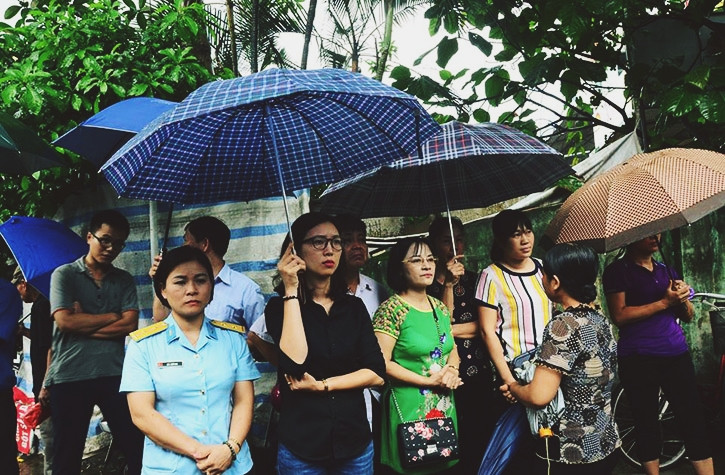 Những ánh mắt đợm buồn của người thân, đồng đội Thượng tá Khuất Mạnh Trí. Dù anh Trí đã về với đất mẹ nhưng hình ảnh anh Trí luôn sống vui vẻ, chan hòa, dũng cảm luôn giữ mãi trong tim mọi người.