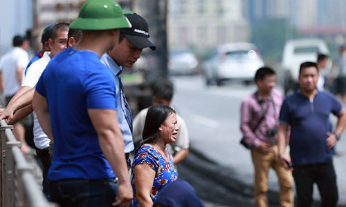 Người thân nạn nhân gào khóc, đau đớn khi thấy cơ quan chức năng đưa thi thể chị K., ra khỏi chiếc xe khách.