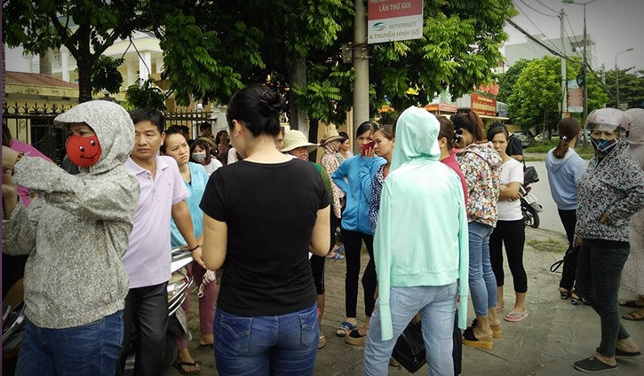 Từ thời điểm nhận được văn bản thông báo (ngày 19/7/2018), gần 600 giáo viên hợp đồng ở Thanh Oai vô cùng hoang mang, lo lắng và không biết rằng sau ngày 1/9/2018 số phận của họ sẽ ra sao? Thậm chí trong số đó có nhiều thầy cô giáo dạy hợp đồng trên 20 năm, họ đã đánh đổi cả tuổi thanh xuân cho ngành giáo dục nhưng cũng đối mặt với nguy cơ mất việc.