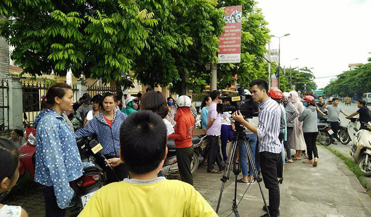 Trước đó, trao đổi với PV Kiến Thức ông Chử Xuân Dũng - Giám đốc Sở giáo dục và đào tạo Hà Nội cho biết: “Tôi đã nhận được báo cáo của huyện vào cuối buổi chiều ngày 24/7. Tôi đã yêu cầu phía Phòng giáo dục huyện phải có báo cáo về Sở Nội vụ và các ban ngành của huyện làm sao mọi thứ để giữ được yên tĩnh, bình ổn. Trước mắt là như vậy, sau đó xem xét tiếp cách thức làm như thế nào”.