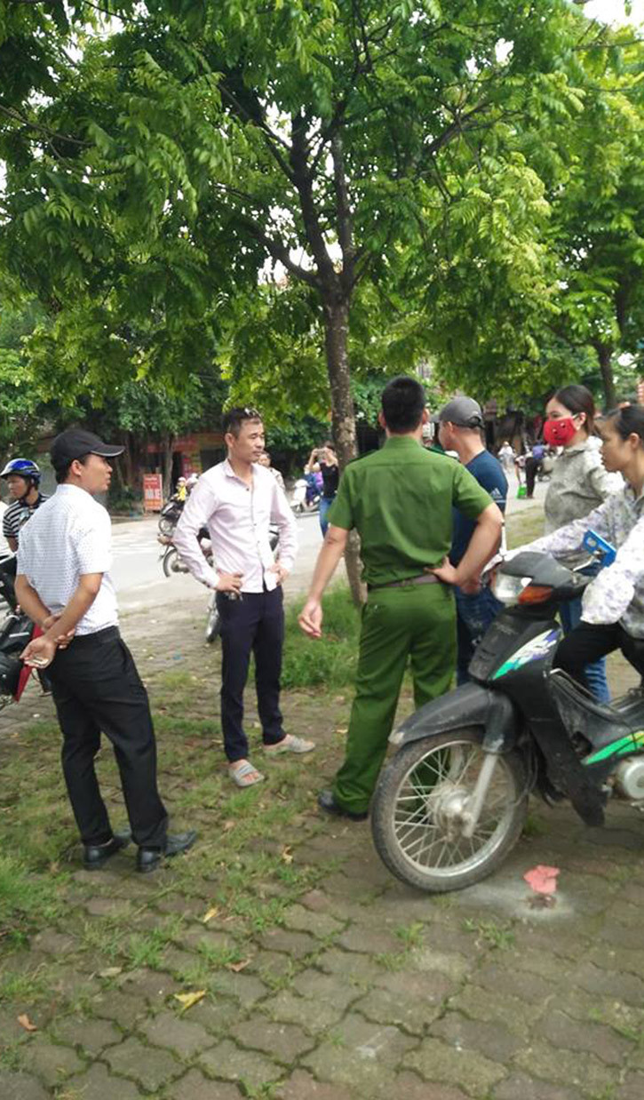 Nhiều giáo viên hợp đồng sắp mất việc cho biết, họ cùng nhau tìm đến UBND huyện chỉ mong được gặp lãnh đạo huyện để nghe một lời giải thích thỏa đáng từ lãnh đạo huyện chứ không hề mang theo ý định gây loạn vì đây là niềm hy vọng cuối cùng.