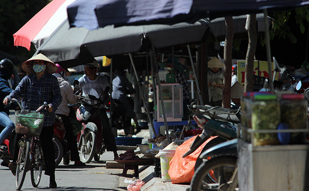  Thời tiết nắng nóng, người đi chợ không muốn dừng lại lâu để mua hàng.