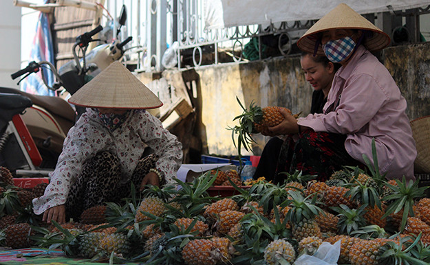 Trong khi các quán trà đá "hốt bạc", thì nhiều tiểu thương buôn bán các mặt hàng như hoa quả, rau...ở chợ Văn La (Hà Nội) lại khốn khổ vì ế ẩm. "Nắng quá chắc người ta ngại ra đường. Những ngày khác tôi bán từ sáng đến chiều, nhưng mấy ngày nay chỉ bán đến tầm trưa là nghỉ vì trời quá nóng, không chịu được. Hàng ế, có khi giảm giá cũng chả ai muốn mua", một chủ quán bán dứa ở chợ Văn La nói.