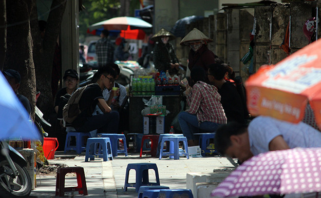 Do nhu cầu quá lớn, nhiều người dân đua nhau lấn chiếm vỉa hè để kinh doanh trà đá, bất chấp thời tiết khắc nghiệt.