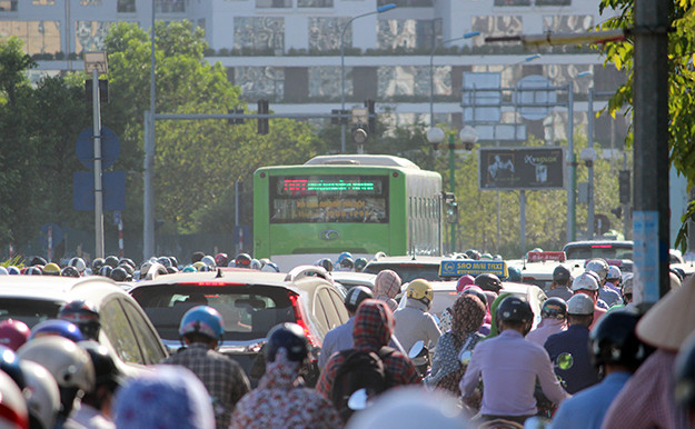 Theo Trung tâm dự báo khí tượng thủy văn Trung ương, nắng nóng gay gắt tiếp tục xảy ra trên diện rộng ở khu vực Bắc Bộ và Trung Bộ trong khoảng 3 ngày nữa.