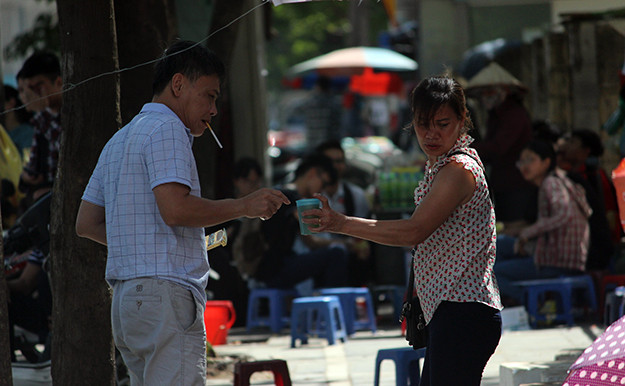 Theo ghi nhận của Kiến Thức ngày 5/7, ngay từ sáng sớm, các quán trà đá dọc đường Nguyễn Trãi (Hà Nội) thu hút rất đông người đi đường dừng chân uống nước.