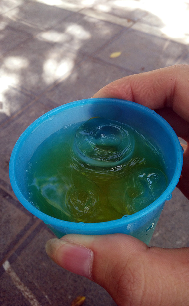 Thông thường một cốc nước trà đá như thế này sẽ được bán với giá khoảng 3 đến 4 nghìn đồng/cốc. Một số chủ quán trà cho biết: "Một ngày nếu bán từ sáng đến tối muộn thì thu nhập thấp nhất cũng khoảng trên dưới 200.000 đồng. Mấy hôm nay, trời nắng nóng gay gắt, lượng khách đông hơn nên có ngày tôi kiếm gấp 4, 5 lần".